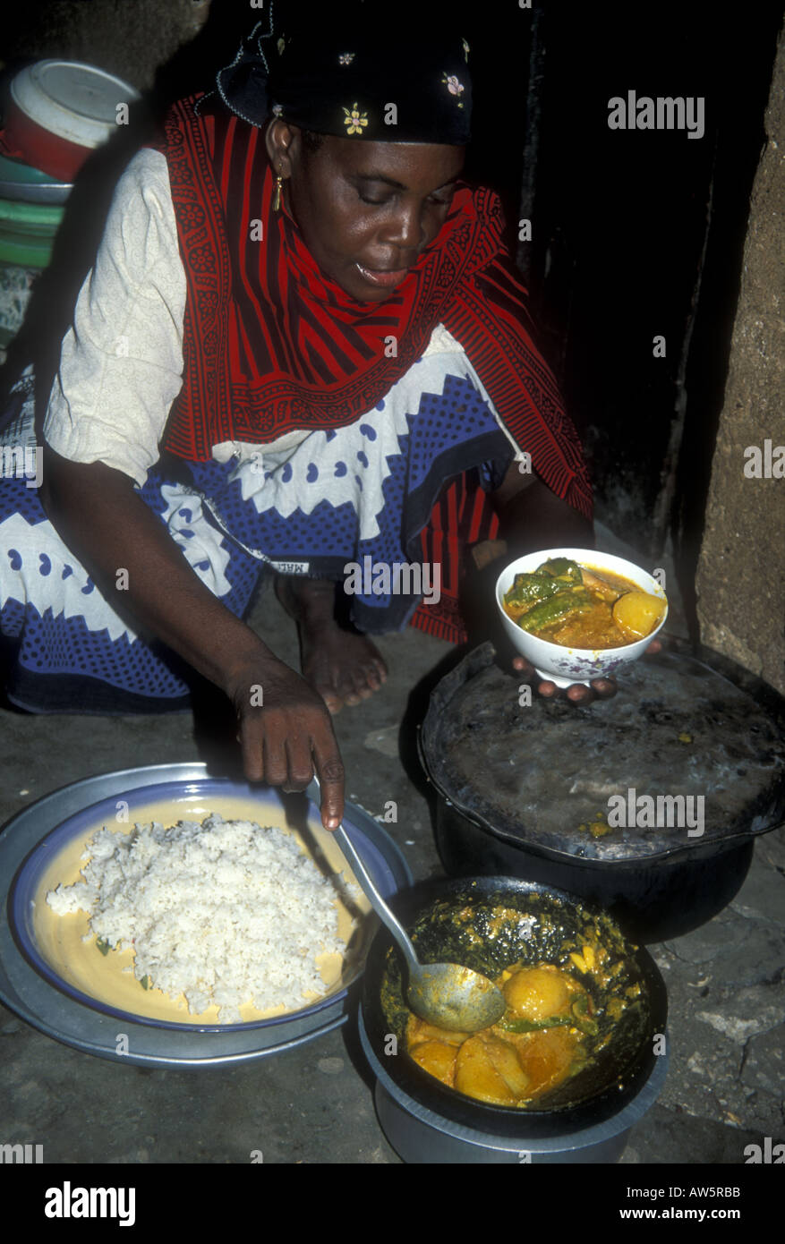 Une femme musulmane en Tanzanie prépare le repas familial pour Eid ul-Fitr, la fête qui suit la fin du ramadan. Banque D'Images