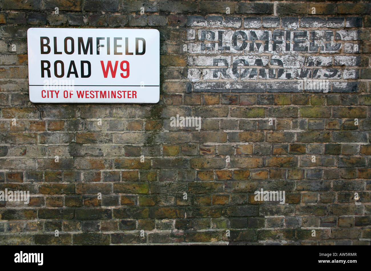 L'ancien et le nouveau panneau routier près de la Petite Venise, Londres Banque D'Images