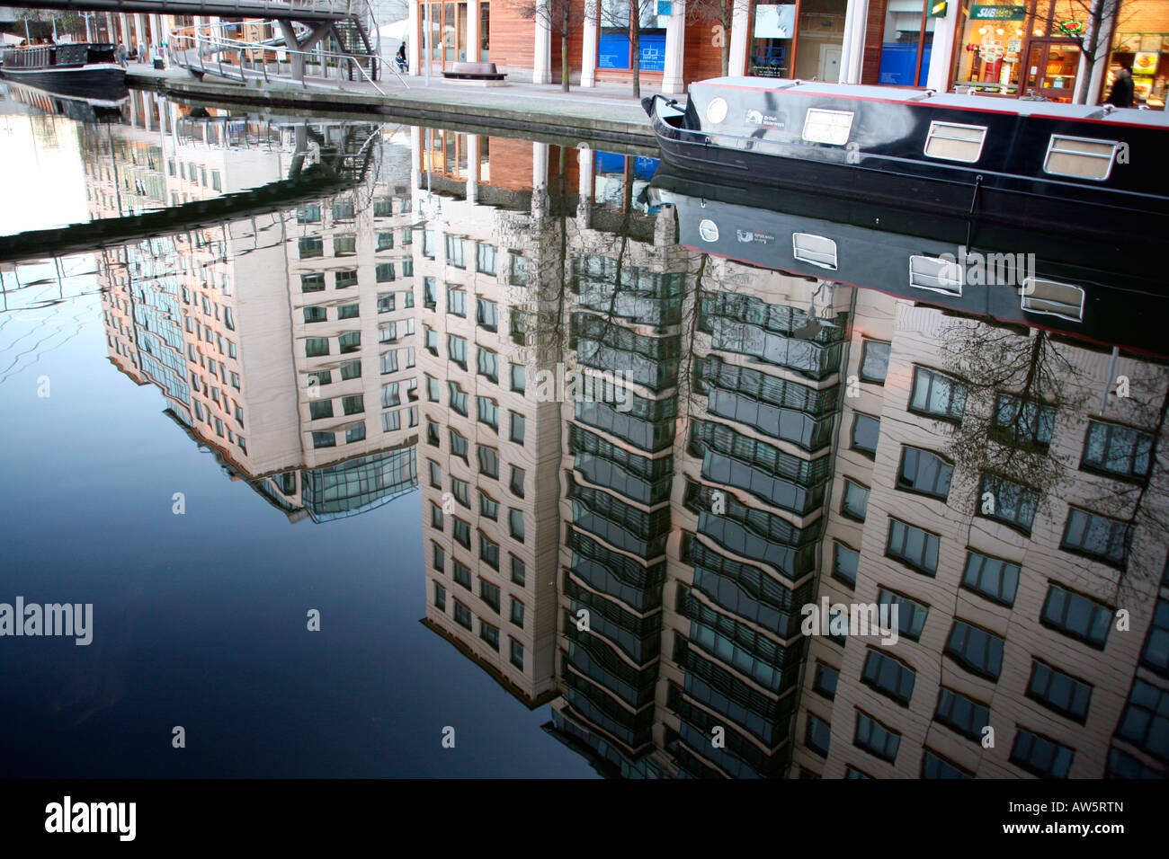 Appartements modernes reflètent dans le bassin du canal à Paddington, Londres Banque D'Images