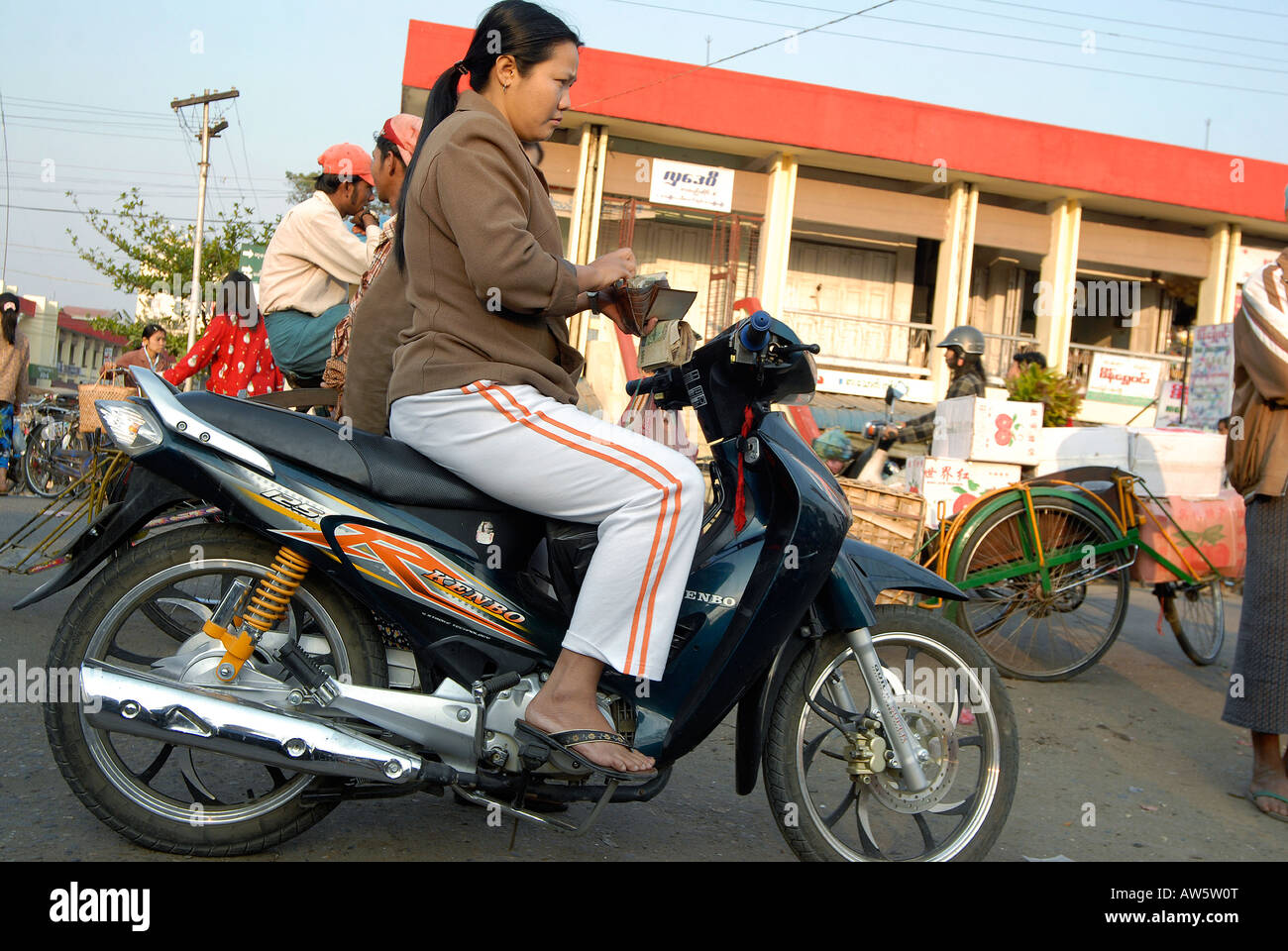 Une femme birmane a été shopping sur le marché local Banque D'Images