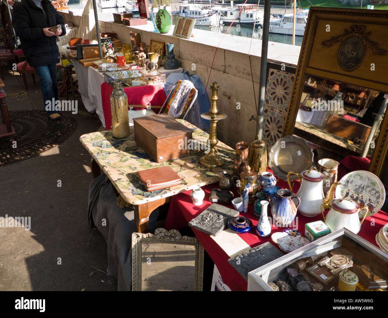 Marché d'antiquités sur le Boulevard Bourdon Paris France Europe Banque D'Images