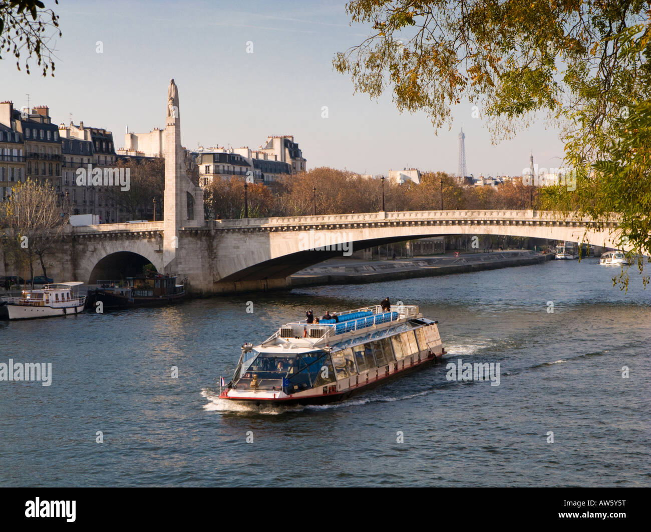 Bateau de tourisme Bateaux Mouches passe le Pont de la Tournelle pont sur la Seine Paris France Europe Banque D'Images