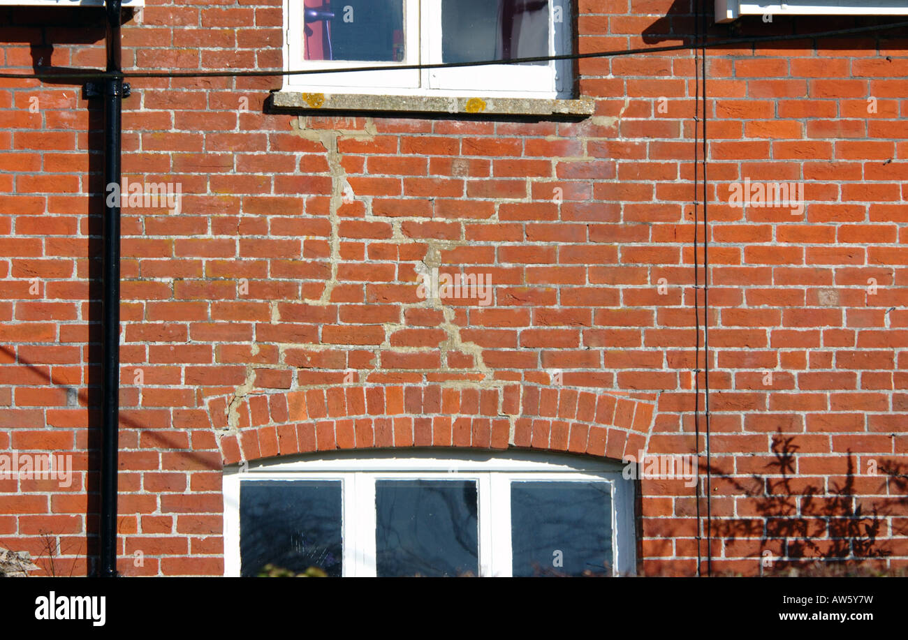 Des fissures dans la maçonnerie mur en raison de différends de arch bien à un faible niveau. Banque D'Images