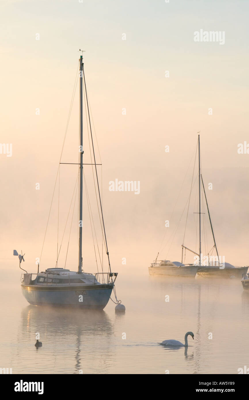 Le lac Windermere sur un hivers brumeux matin Banque D'Images