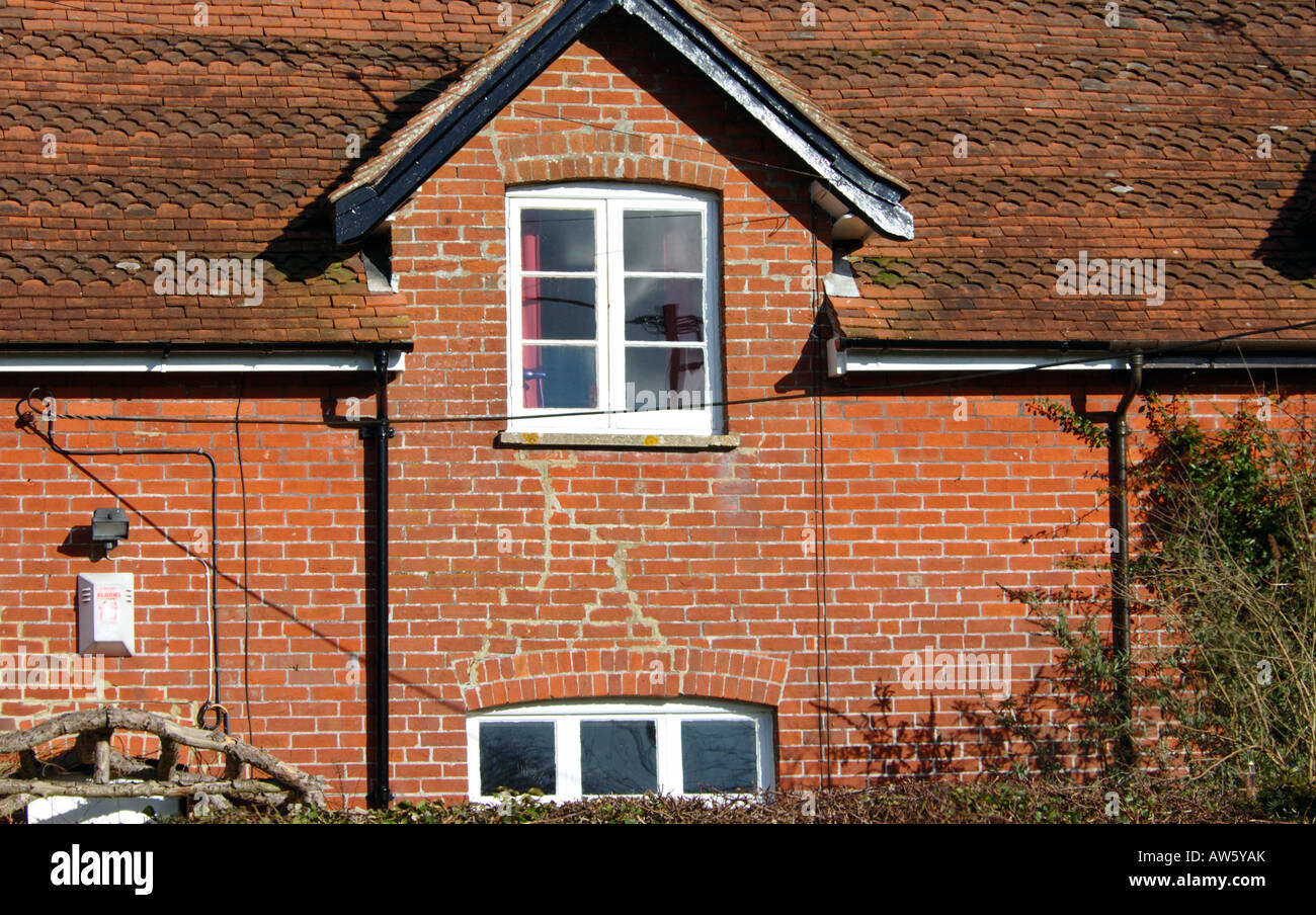 Des fissures dans la maçonnerie mur en raison de différends de arch bien à un faible niveau. Banque D'Images