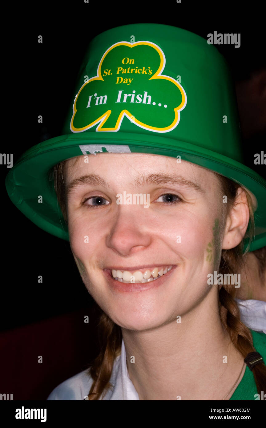 Portraits peuples célébrer St Patricks day à Birmingham en 2003 Banque D'Images