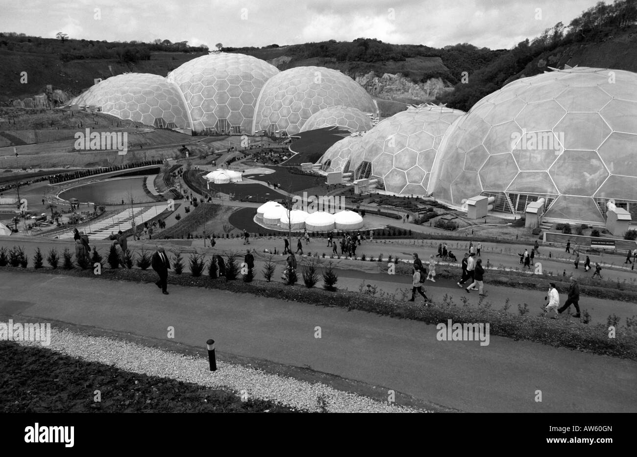 Point de vue de l'eden project détails architecturaux de la sphère avec un contraste élevé ciel dans l'arrière-plan Banque D'Images