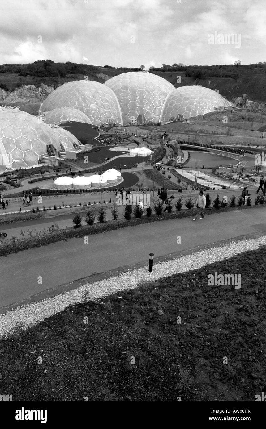 Point de vue de l'eden project détails architecturaux de la sphère avec un contraste élevé ciel dans l'arrière-plan Banque D'Images