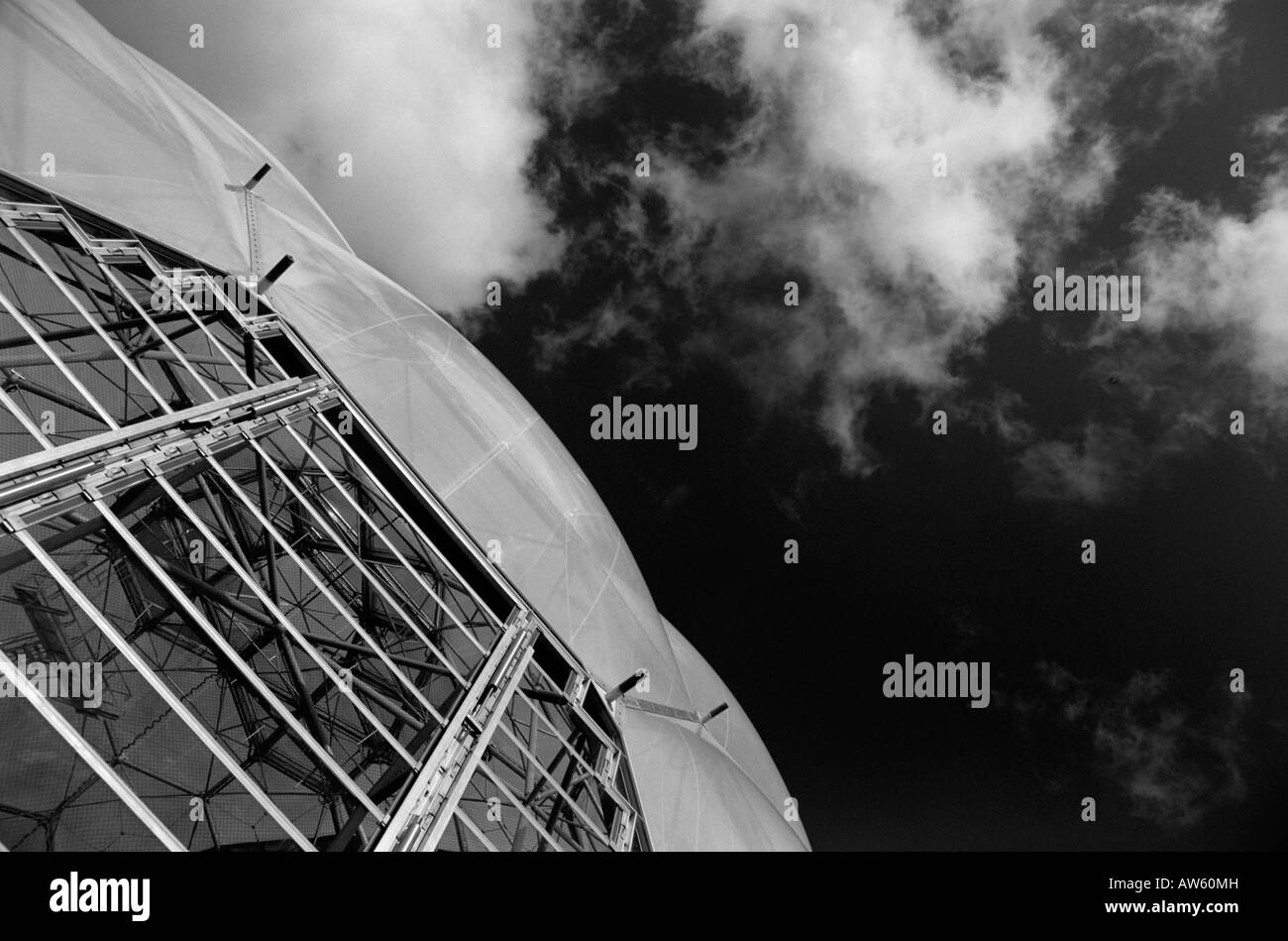Point de vue de l'eden project détails architecturaux de la sphère avec un contraste élevé ciel dans l'arrière-plan Banque D'Images