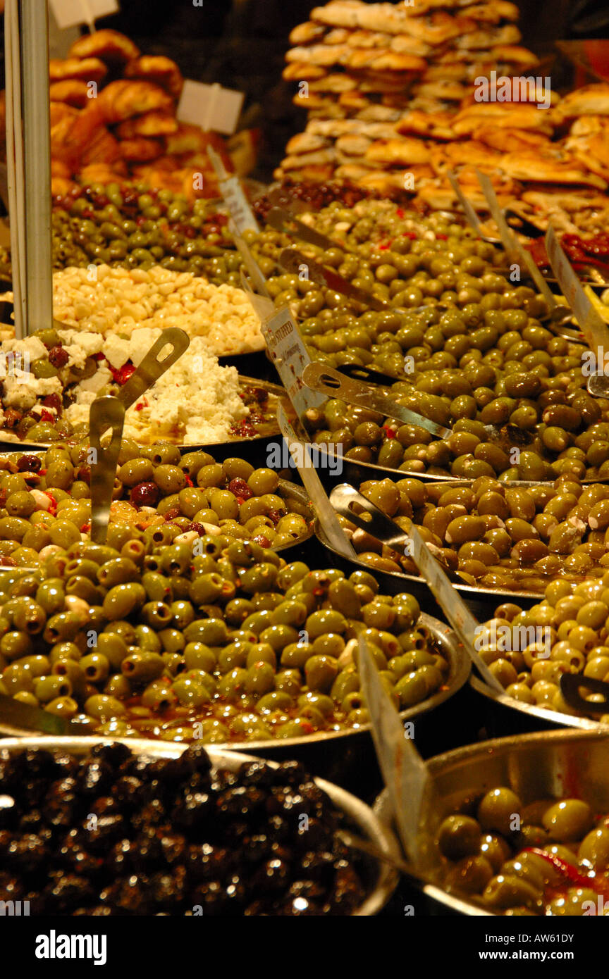 Bols de sain parfait olives farcies et d'autres légumes bien présentés lors d'un stand à une exposition alimentaire Londres Banque D'Images
