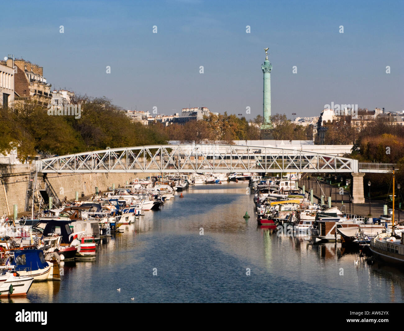 Port de Plaisance de l'Arsenal à la Bastille de Paris vers Monument Paris France Banque D'Images