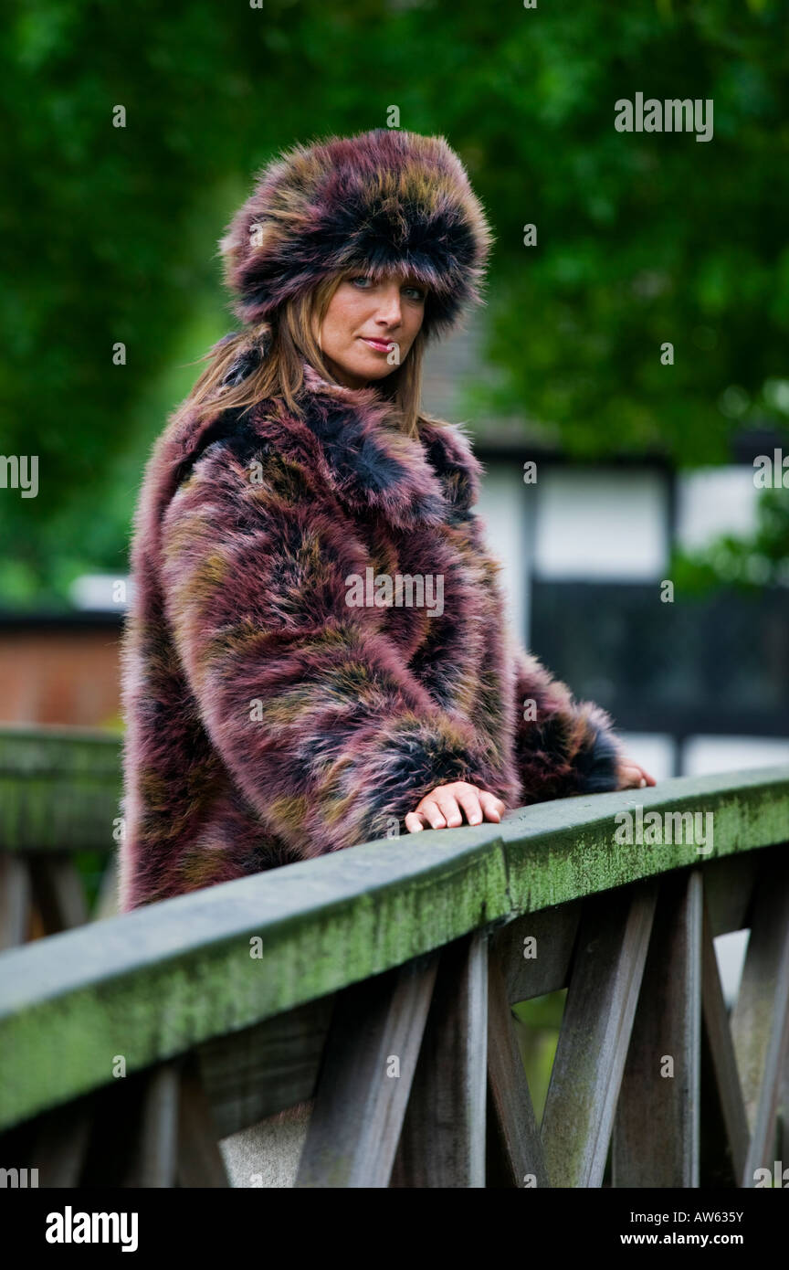 femme portant un manteau et un chapeau en fausse fourrure en hiver Banque D'Images