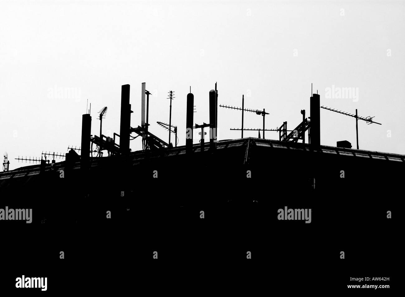 Une profusion d'antennes sur un immeuble de bureaux de Londres coupe-toit fond blanc Banque D'Images