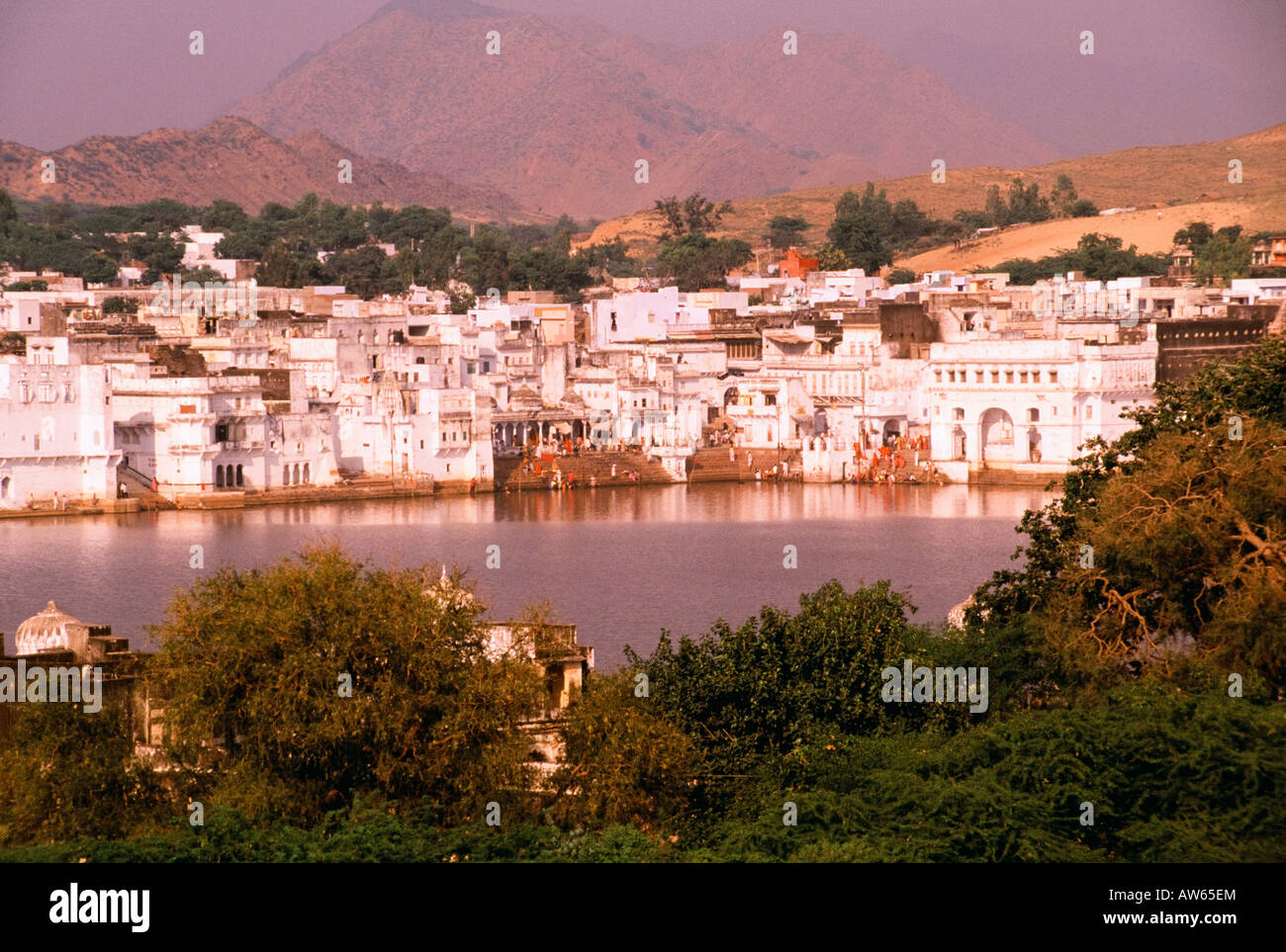 Ville sur l'eau, Pushkar, Rajasthan, India Banque D'Images