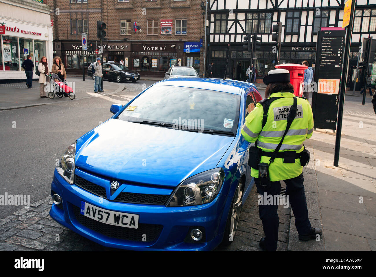 Royaume-uni colchester essex un gardien de parking l'émission d'un ticket de parking Banque D'Images