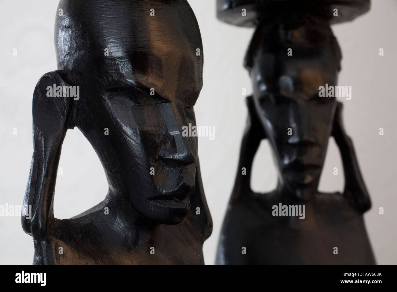 Deux sculptures africaines en bois foncé chandelier de femmes portant sur leurs têtes ont acheté dans un marché ouvert à Nairobi Kenya Banque D'Images