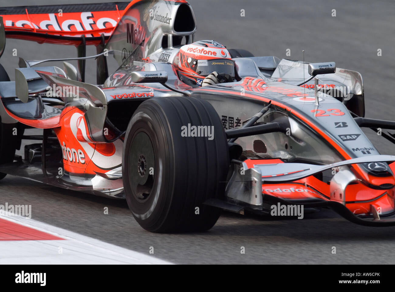 Heikki Kovalainen fin dans la McLaren Mercedes MP4 23 course de Formule 1  pendant une session de test sur le circuit de Catalunya Photo Stock - Alamy
