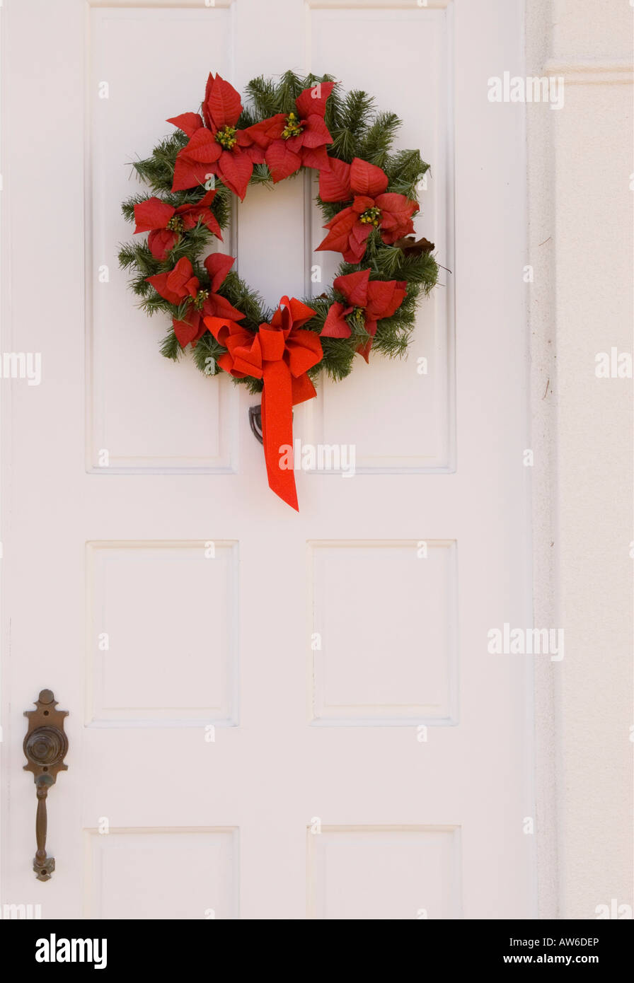 Couronne de Noël rouge et vert sur la porte blanche, saison de Noël USA Banque D'Images