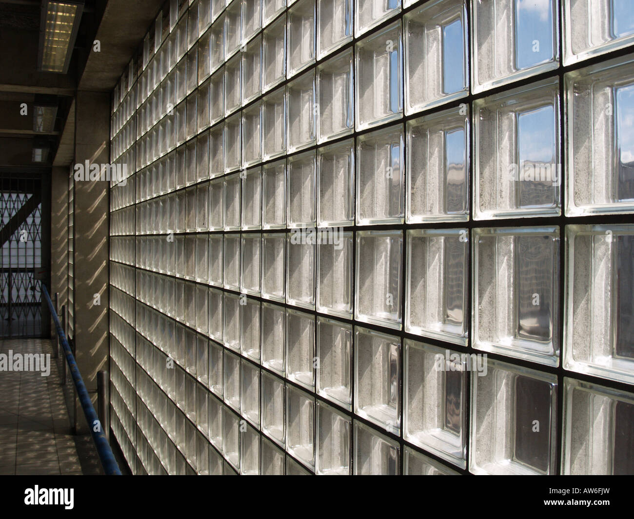 Briques de verre clair soleil ombre mur convergent Photo Stock - Alamy