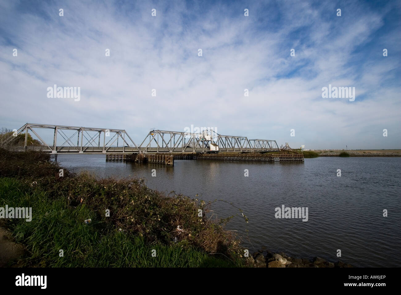 Un pont traverse l'une des nombreuses voies navigables sur le delta du fleuve Sacramento-San Joaquin en Californie. (Photo de Kevin Bartram) Banque D'Images