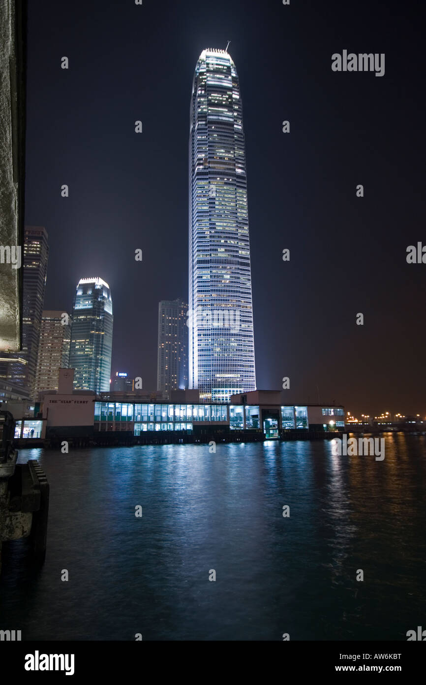 Deux Centre Financier International la nuit de Queen's Pier à Hong Kong. Banque D'Images