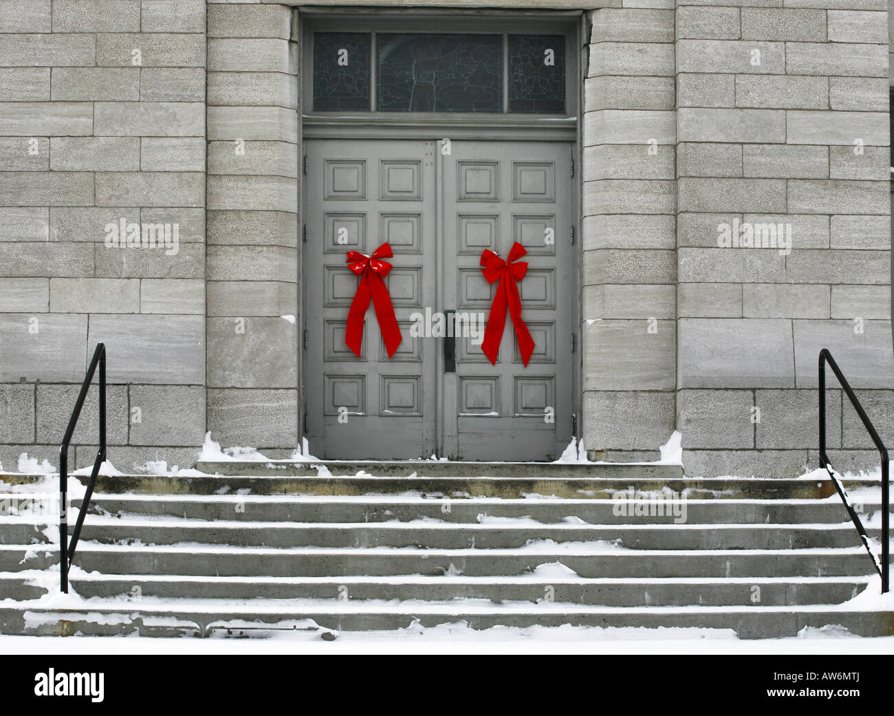 Arcs rouges sur les portes d'un bâtiment gris Banque D'Images