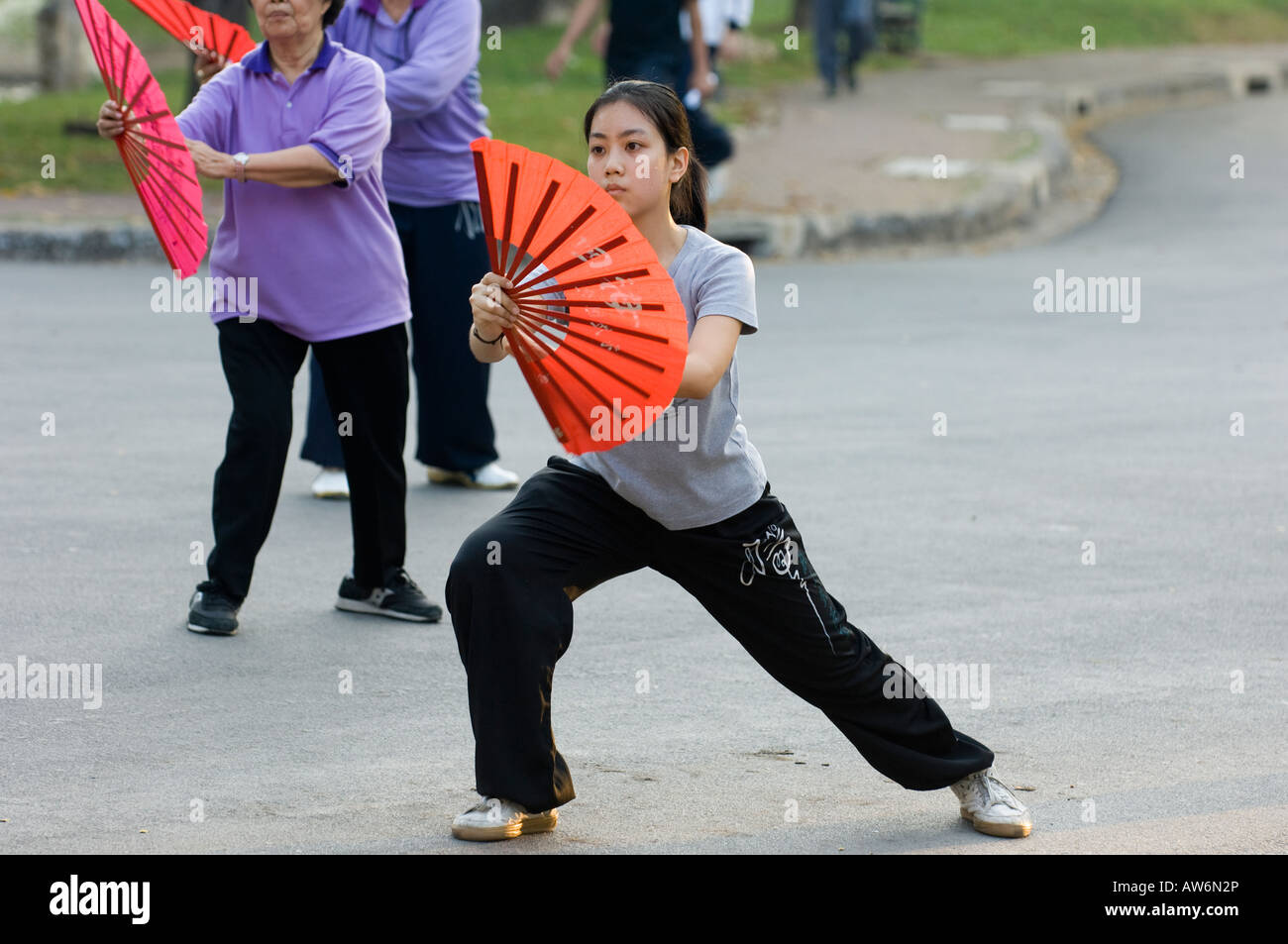 Tai Chi - Thai girl dans Parc Lumpini faire son matin routine d'exercice. Banque D'Images