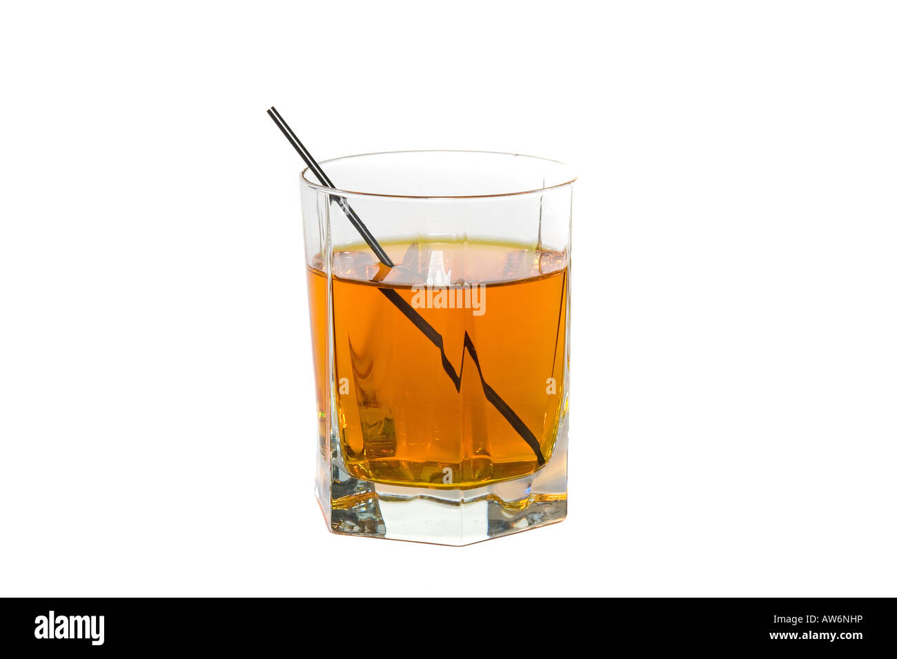 Couper le verre isolé rempli d'un verre de whisky fort Banque D'Images