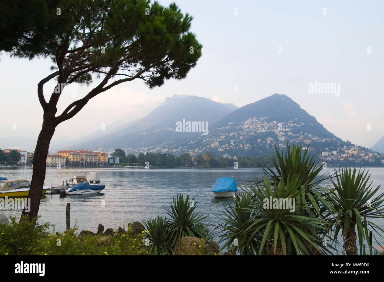 Vue de Lugano, en Suisse, à partir de la promenade au bord du lac. Banque D'Images