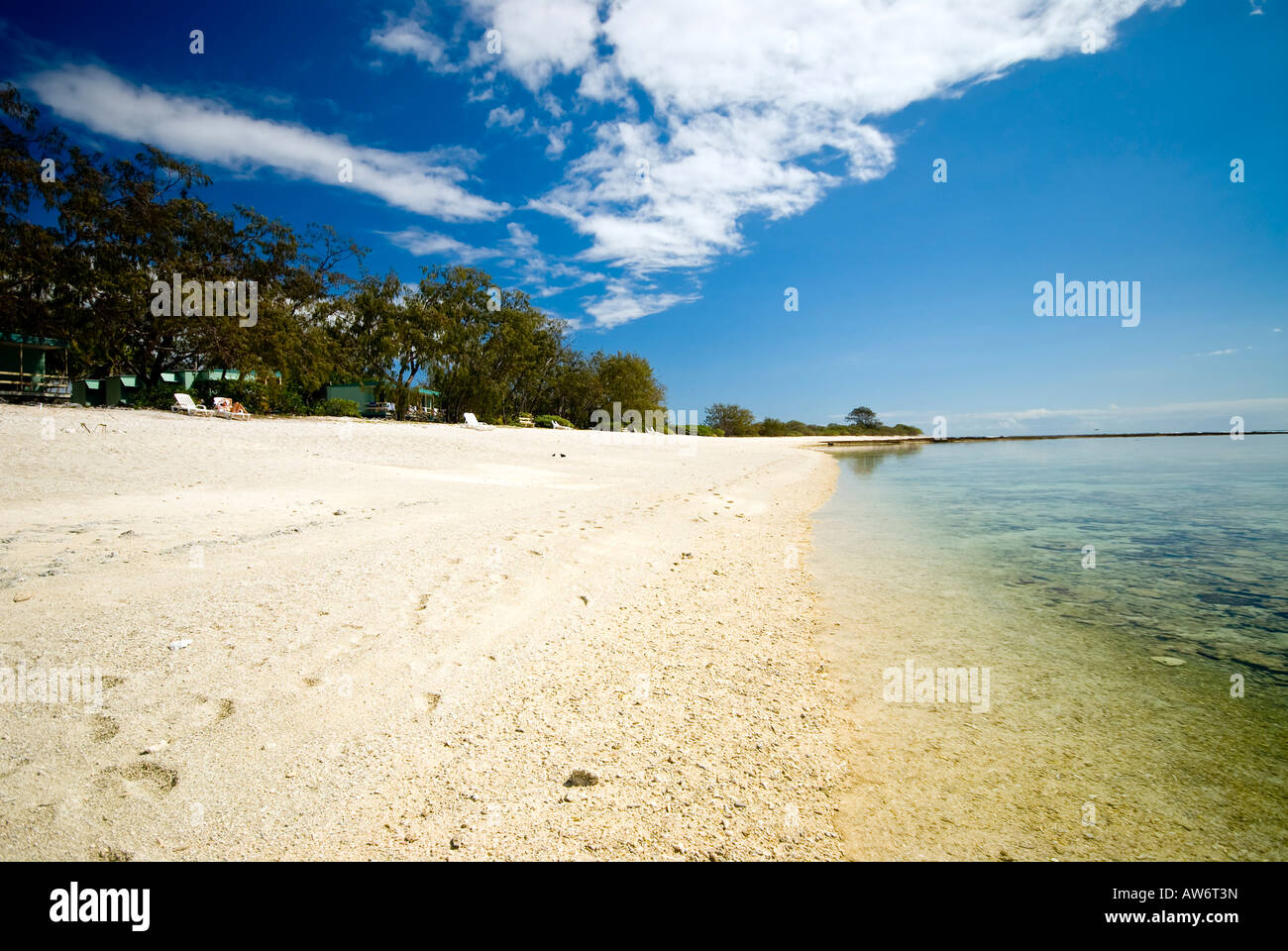 Lady Elliot Island Beach Grande barrière de corail Australie // LADY ELLIOT ISLAND, Australie — Une plage sereine s'étend le long du lagon de Lady Elliot Island, un complexe écologique situé à la pointe sud de la Grande barrière de corail australienne. L'île, un récif corallien connu pour ses eaux cristallines et sa faune marine abondante, fait partie du parc marin de la Grande barrière de corail dans le Queensland. Lady Elliot Island Eco Resort, visible au loin, fonctionne avec un accent sur la durabilité et la conservation de l'environnement. Banque D'Images