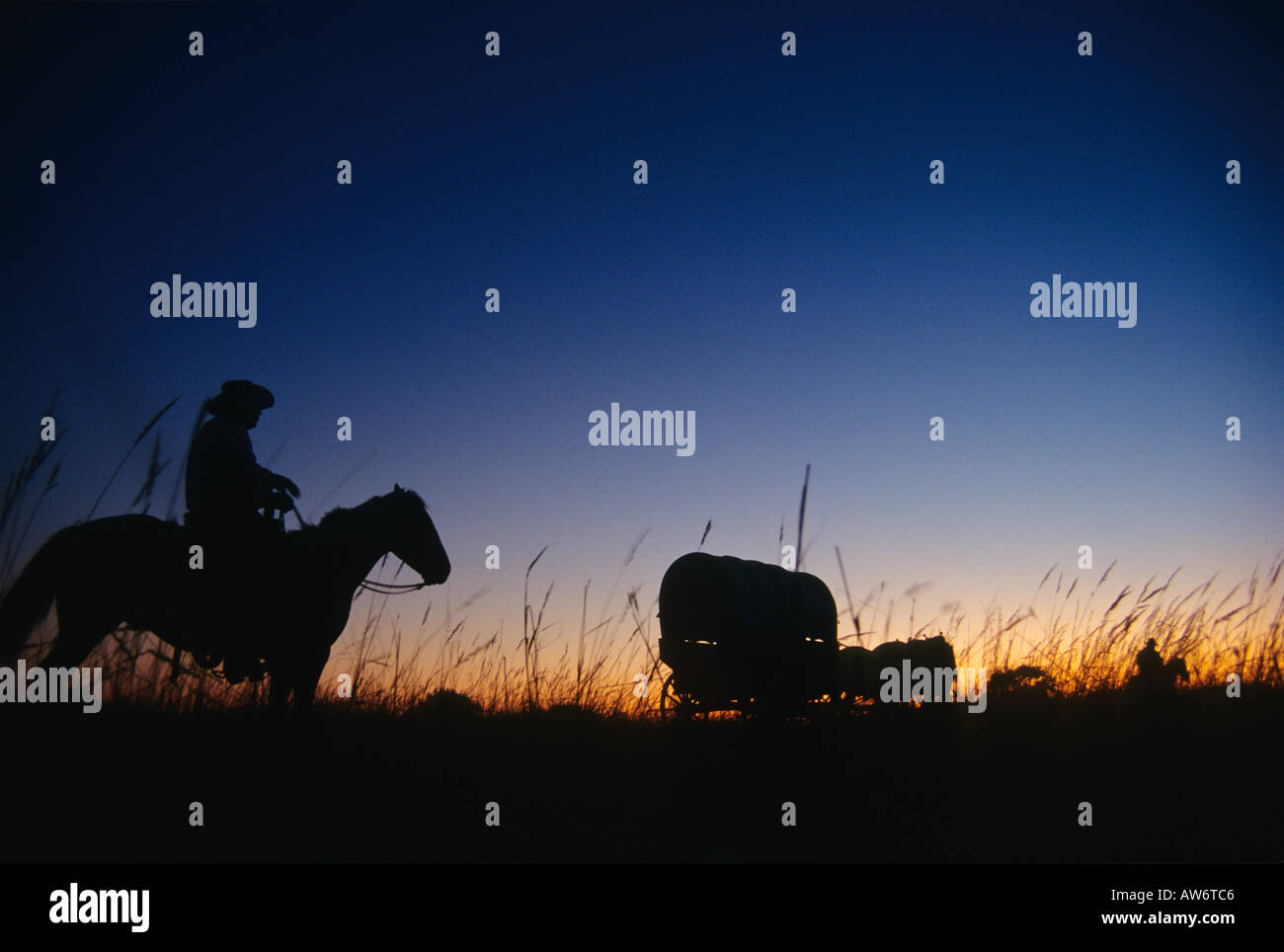 Wagon Train de reconstitution historique dans le Flint Hills du Kansas. Banque D'Images
