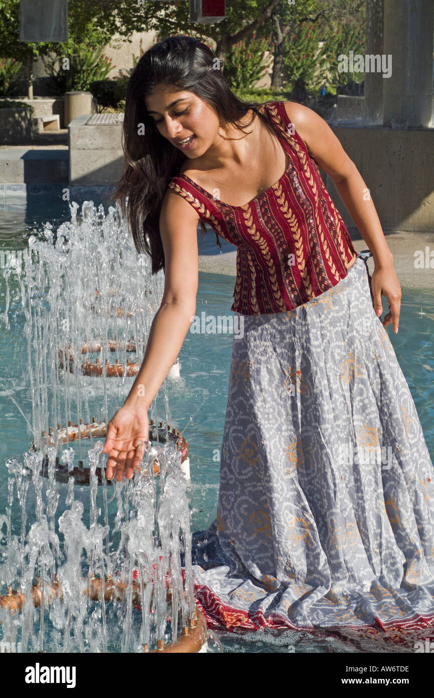 Femme indienne dans fountain Banque D'Images