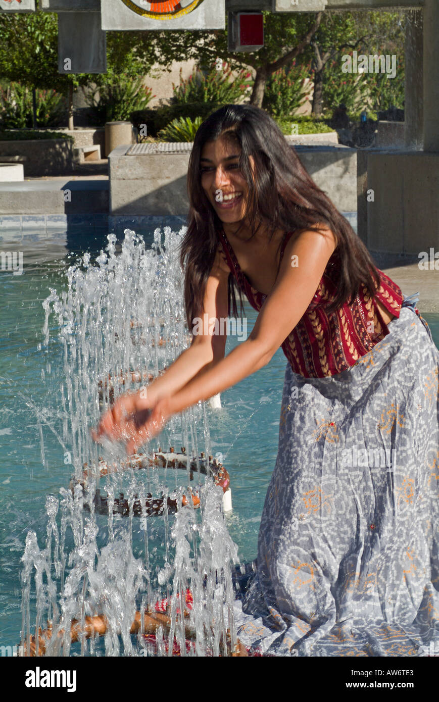 Femme indienne s'amusant à Fountain Banque D'Images