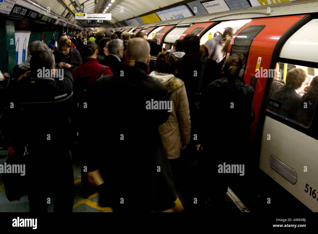 L'heure de pointe dans le métro de Londres à Kings Cross. Banque D'Images