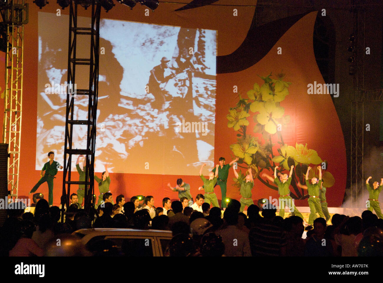 Célébration de la danse à l'occasion du 40e anniversaire de l'arrivée des premiers soldats nord-vietnamiens de la libération de Saigon Banque D'Images