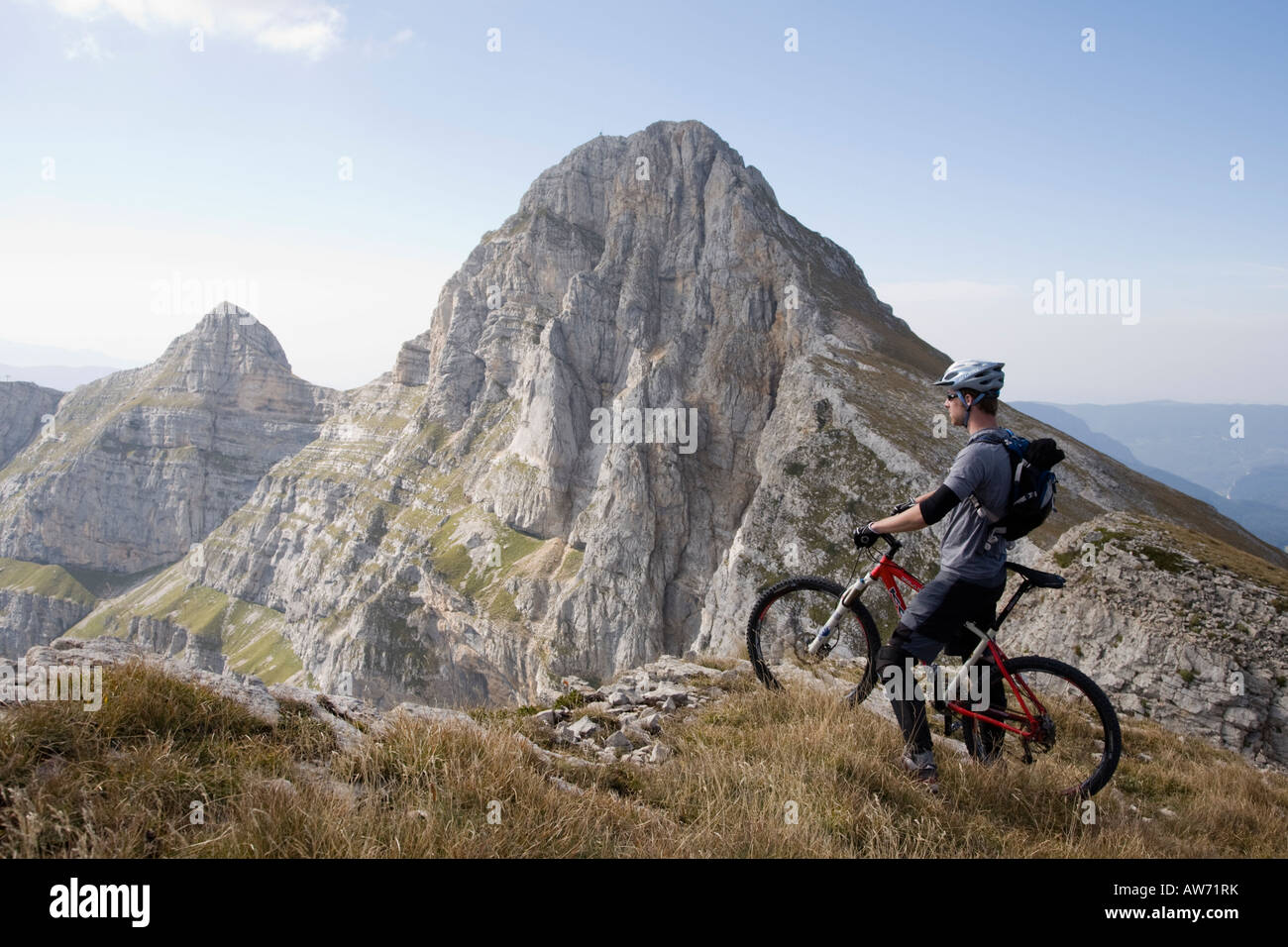 L'homme au sommet d'une montagne avec vue sur la montagne dans le contexte, le Mont Moucherolle, Villard de Lans vercors alpes Banque D'Images