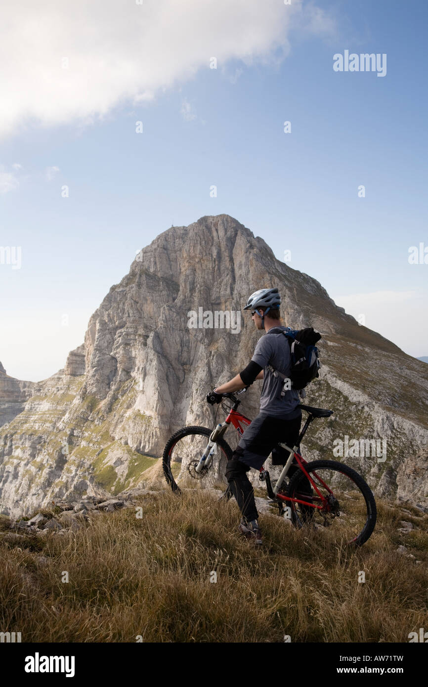 L'homme au sommet d'une montagne avec vue sur la montagne dans le contexte, le Mont Moucherolle, Villard de Lans vercors alpes Banque D'Images