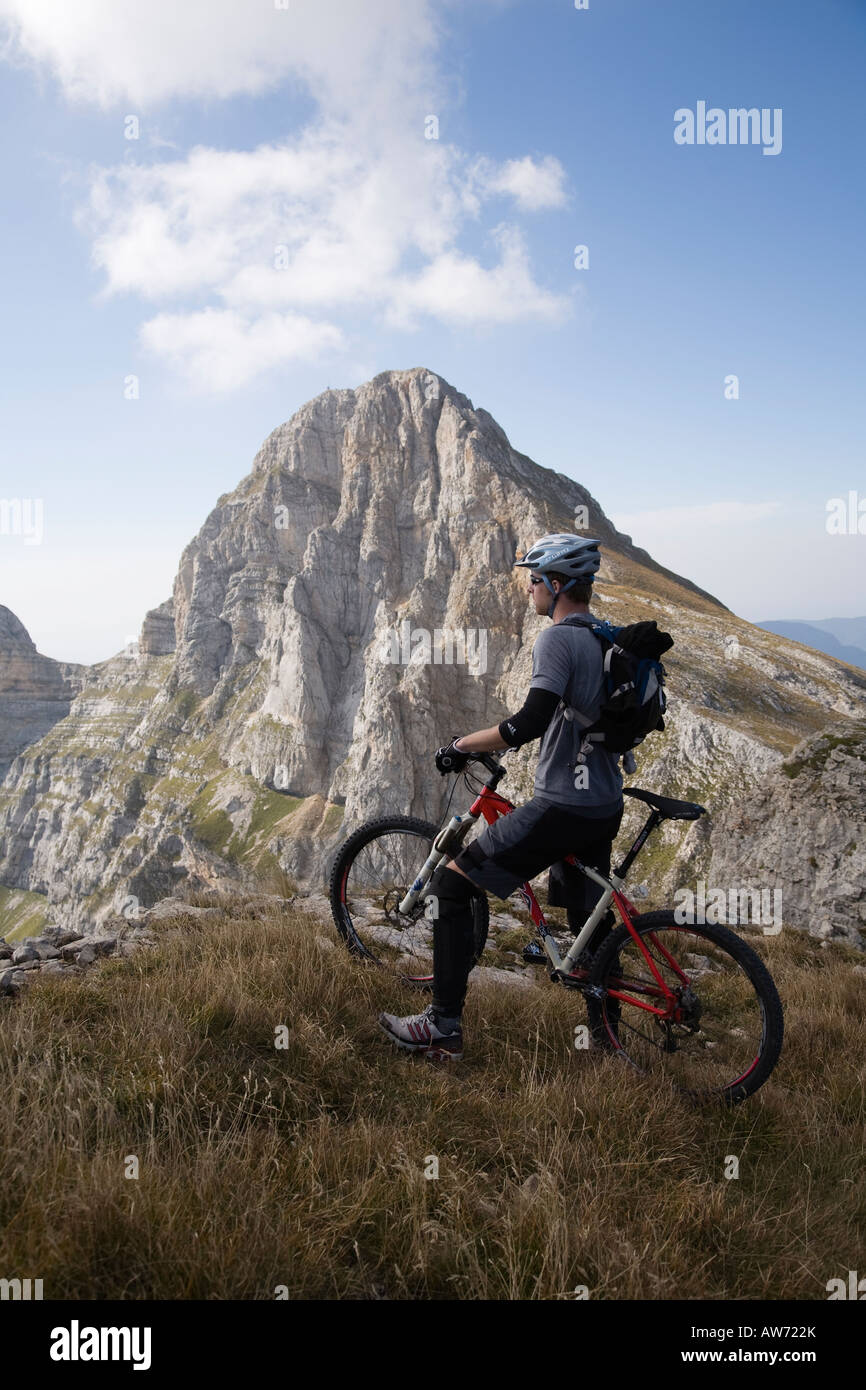 L'homme au sommet d'une montagne avec vue sur la montagne dans le contexte, le Mont Moucherolle, Villard de Lans vercors alpes Banque D'Images