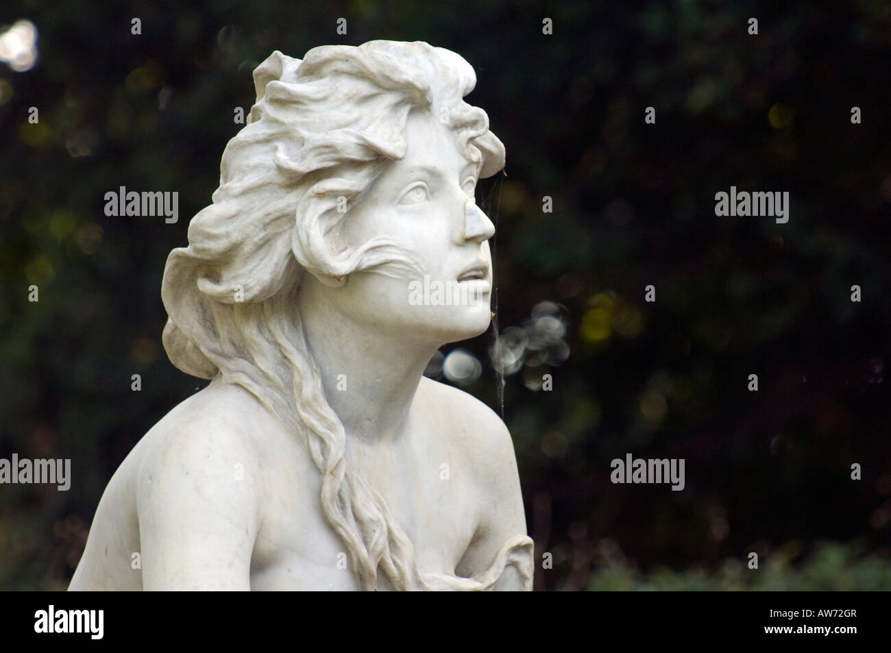 Statue en marbre de nymphe à York House, Twickenham, Middlesex. Ce sont à l'origine du studio italien d'Orazio Andreoni. Banque D'Images