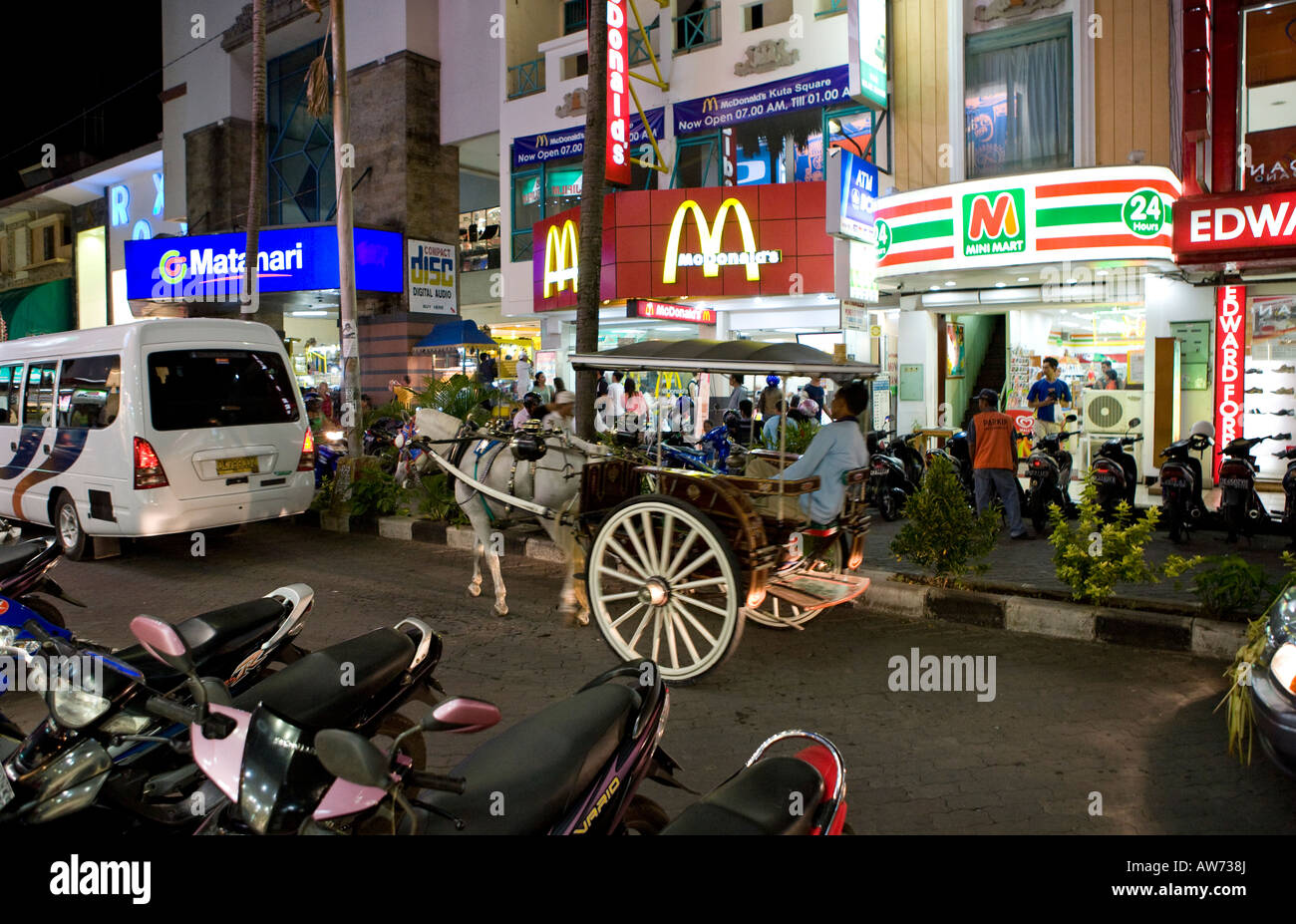 La nuit shopping au centre-ville de Kuta Bali Indonésie Photo Stock - Alamy