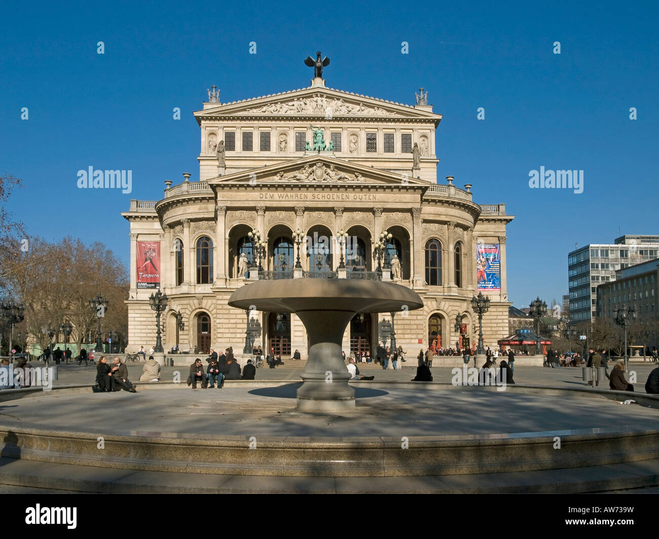 Storefront de l'ancien opéra Alte Oper grand concert hall à Frankfurt am Main Allemagne Hesse Banque D'Images