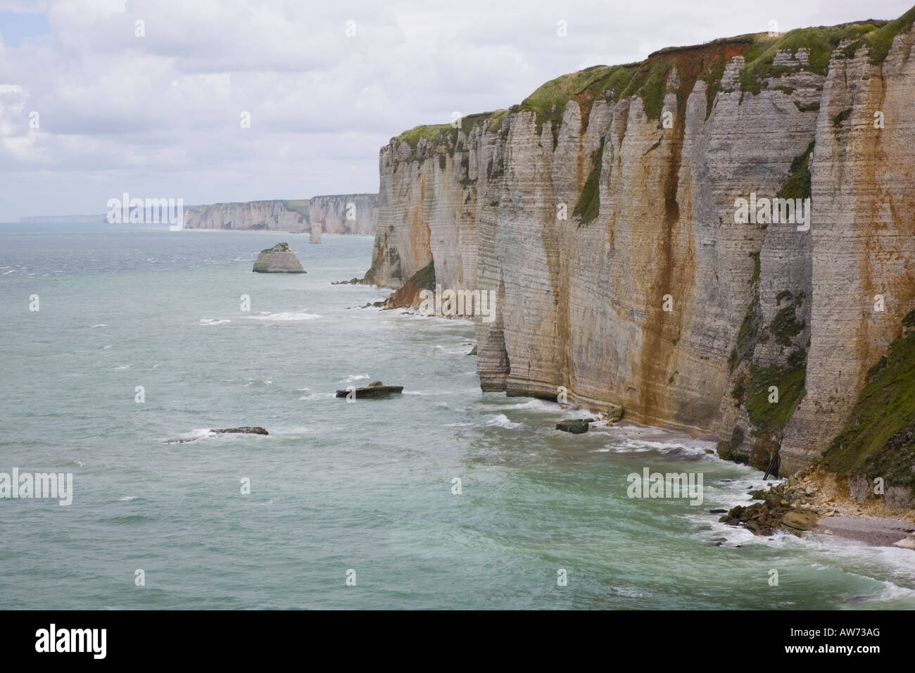 Etretat, Normandie, France. Vue le long des falaises en direction de Fécamp. Banque D'Images