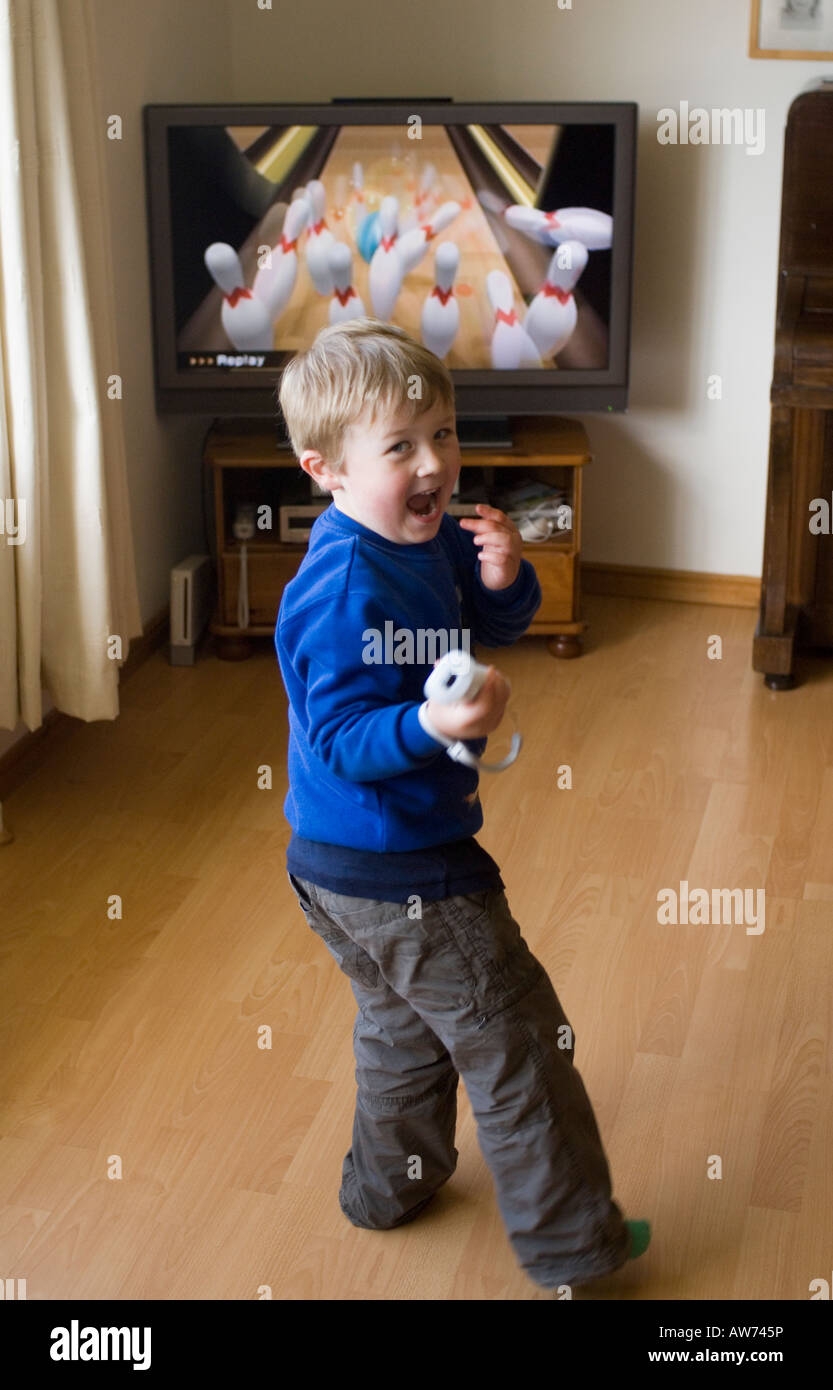 Enfant jouant Nintendo Wii Photo Stock - Alamy