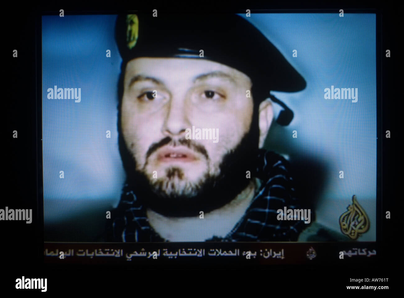 Le Hezbollah libanais islamiste fighter dans Al Jazeera' Aljazeera également ou JSC news bulletin screen shot Banque D'Images