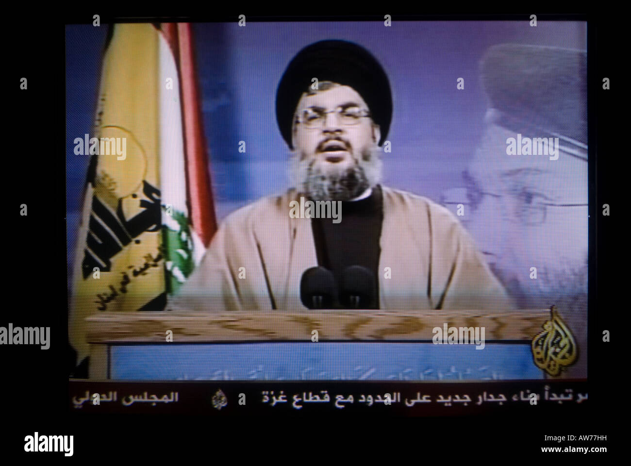 Secrétaire Général du parti islamiste libanais Hezbollah, Hassan Nasrallah dans Al Jazeera' news bulletin screen shot Banque D'Images