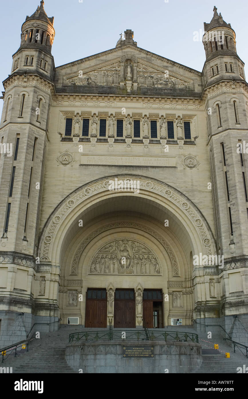 Porche de l'Basilca de sainte Thérèse de l'Lisiuex, Normandie, France Banque D'Images