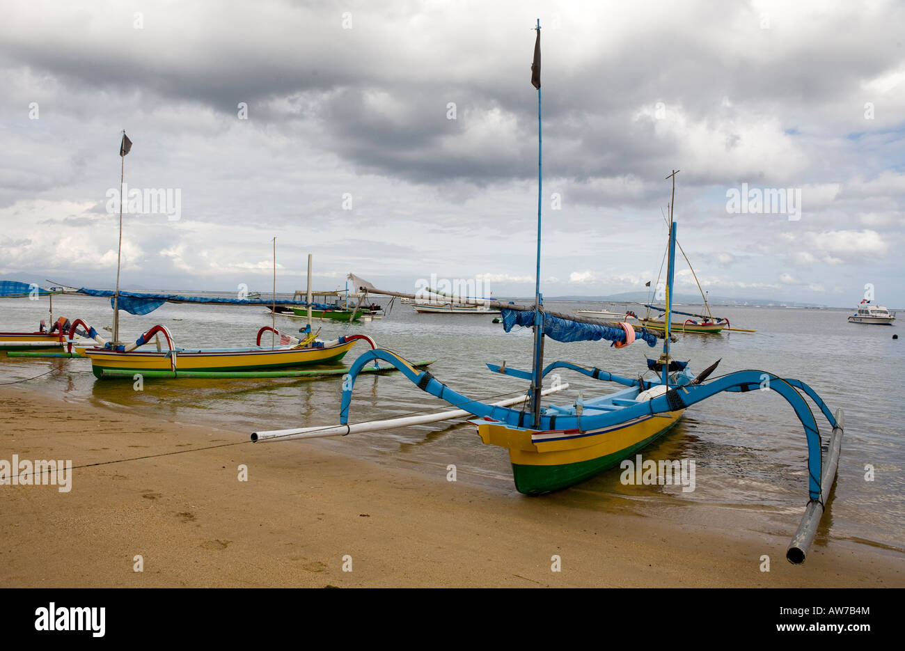 Les bateaux de pêche locaux Jukungs Sanur Bali Indonésie Banque D'Images