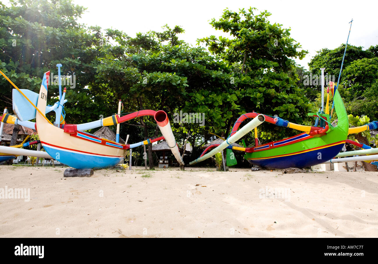 Les bateaux de pêche locaux Jukungs Bali Indonésie Banque D'Images