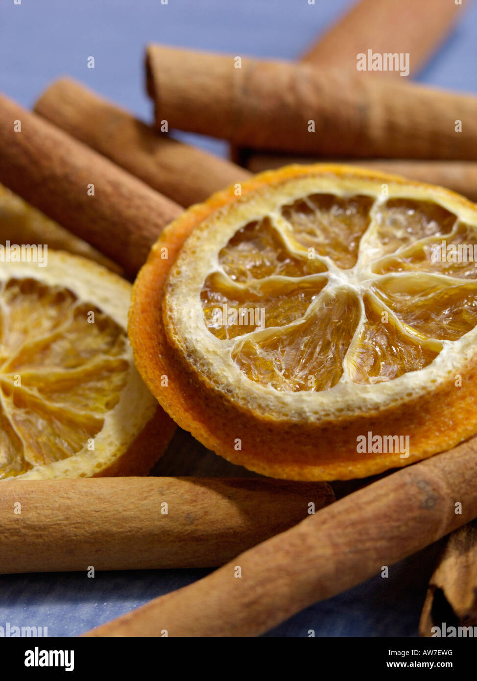 Orange (Citrus sinensis) et chinois (cinnamom Cinnamomum aromaticum) Banque D'Images