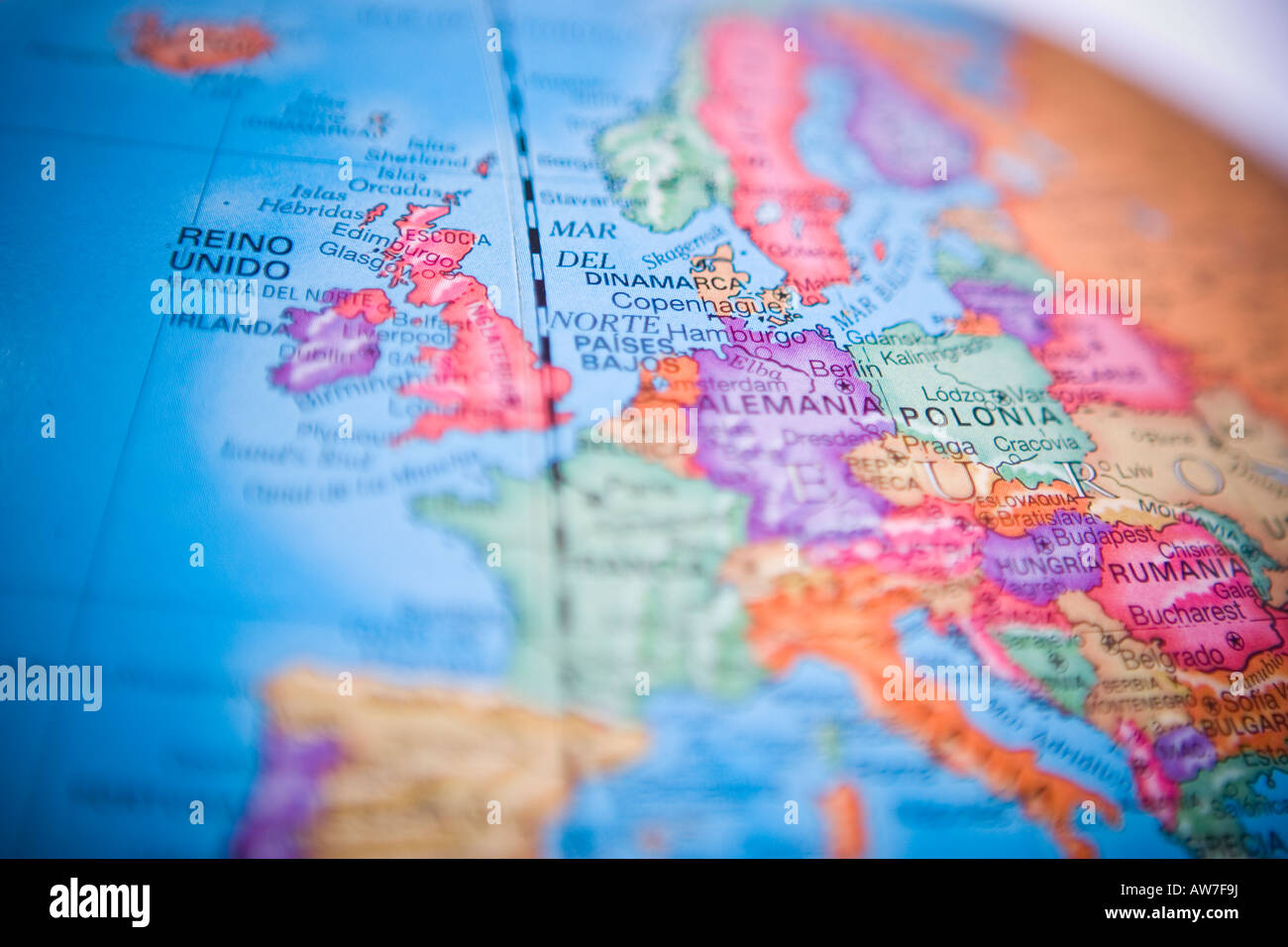 Carte du monde globe avec l'accent sur Royaume-uni avec profondeur de champ Banque D'Images